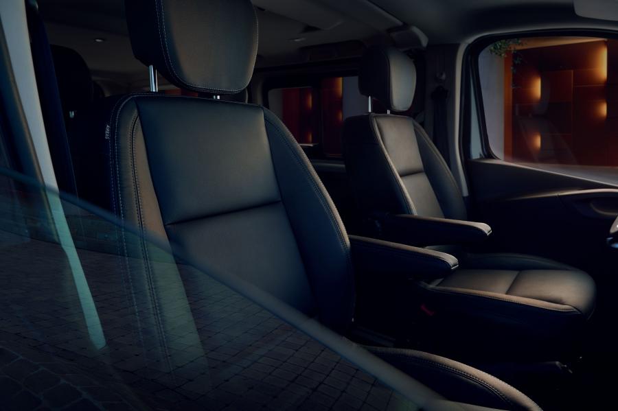 Интерьер Renault Trafic SpaceClass LWB (X82) 2019 года  (фото 3 из 16)